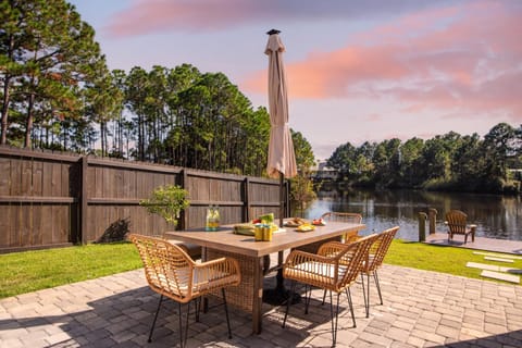 Edgewater by AvantStay Gorgeous Character Lakefront Home w Private Dock House in Miramar Beach