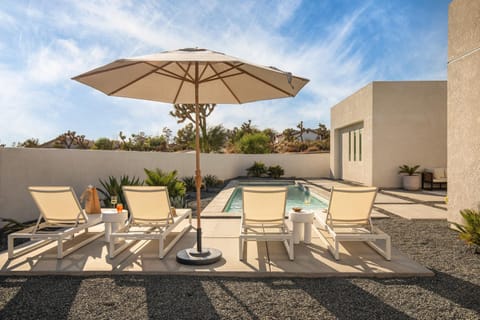 Aria by AvantStay Spectacular Secluded Desert Oasis w Pool House in Yucca Valley