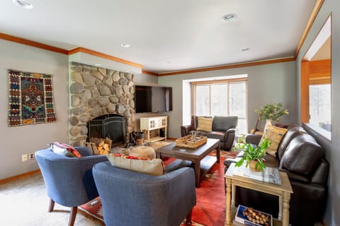 Skylight by AvantStay Elevated Mountain Home w Hot Tub, Billiards, Large Patio Haus in Sunriver