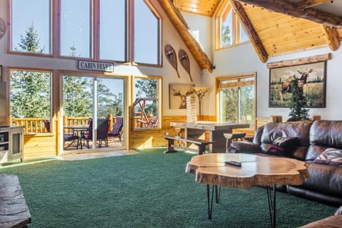 Mighty Bear Manor by AvantStay Elevated Cabin w Pine Tree Views Hot Tub Pool Table House in Big Bear