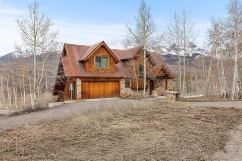 Russell Home by AvantStay Expansive Deck Stunning Views Hot Tub House in Telluride