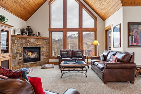Russell Home by AvantStay Expansive Deck Stunning Views Hot Tub House in Telluride