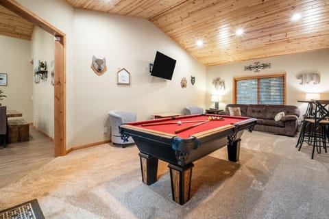 Lazy Bear Lodge by AvantStay Pine Tree Paradise w Game Room Haus in Big Bear