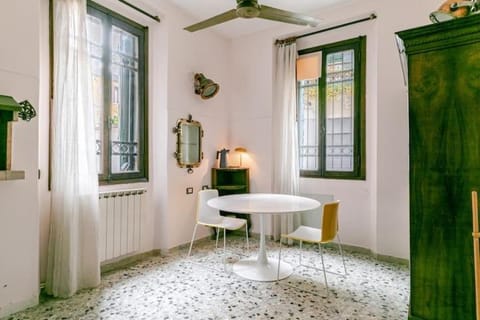 Venetian pink apartment in Dorsoduro Apartment in Lido di Venezia