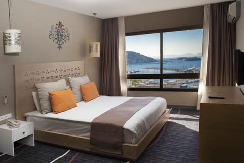 Bed, Natural landscape, TV and multimedia, Bedroom, City view, Landmark view, Sea view, Swimming pool, hair dresser