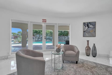 Waterfront 7BR Villa w Private Heated Pool House in Wilton Manors