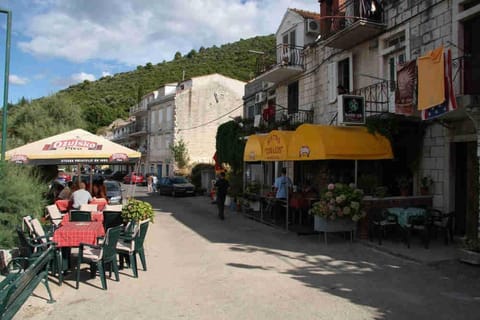 Restaurant/places to eat, Neighbourhood