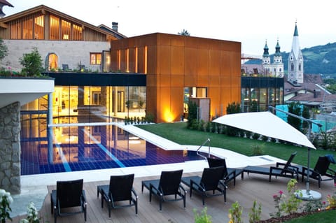 Facade/entrance, Swimming pool