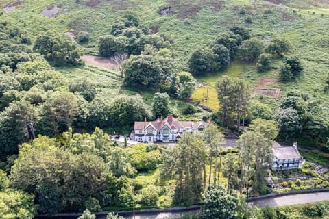 Delightful holiday home with sea views and Hot Tub House in Wales