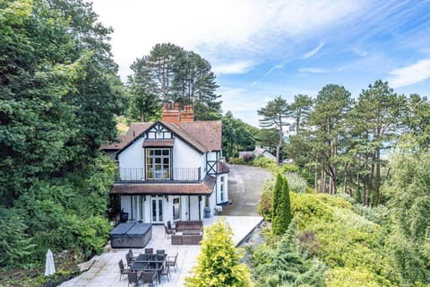 Delightful holiday home with sea views and Hot Tub House in Wales