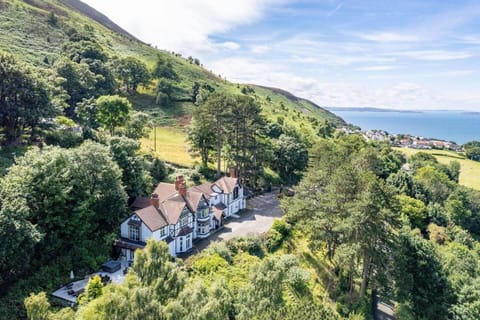 Delightful holiday home with sea views and Hot Tub House in Wales