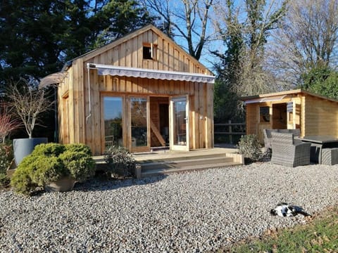 Property building, Patio, Facade/entrance