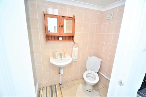 Adorable 1 bedroom guest house with free parking. Apartment in Orpington