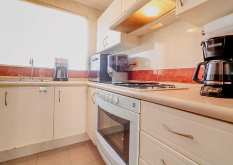 Coffee/tea facilities, Kitchen or kitchenette, stove