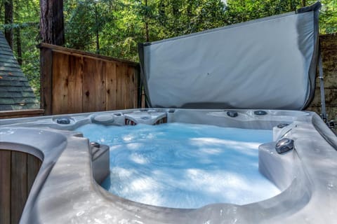 The Wood Chalet Hot Tub BBQ Redwoods Casa in Guerneville