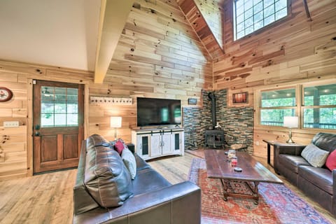 Franklin Cabin Surrounded by Smoky Mountains! House in Franklin