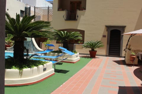 Patio, Swimming pool, sunbed