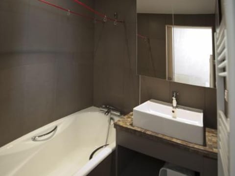 Appartement moderne et lumineux au centre, balcon, 8 pers. - FR-1-344-816 Apartment in Les Allues