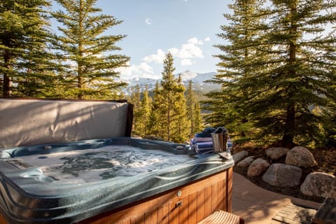 Zendo by AvantStay Serene Mountain Abode w Hot Tub Views House in Breckenridge