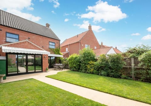 Pound Cottage House in Holt