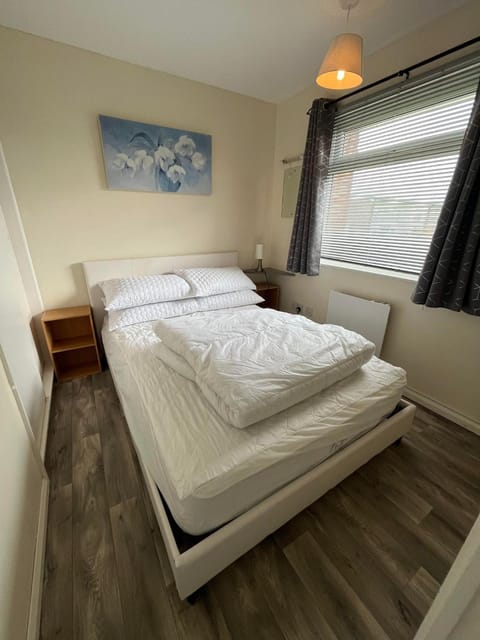 Chalet 192, Hemsby - Two bed chalet, sleeps 5, pet friendly, bed linen and towels included Chalet in Hemsby