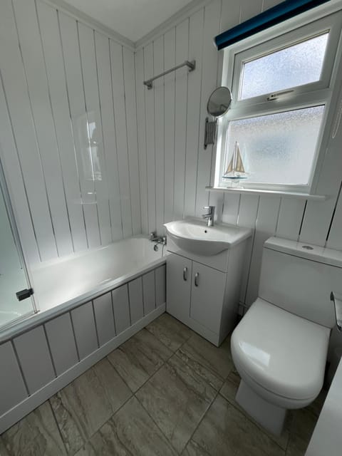 Chalet 319, Hemsby - Two bed chalet, sleeps 5, pet friendly, bed linen and towels included Chalet in Hemsby