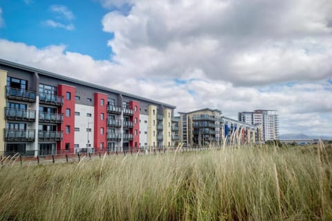 Maritime Quarter - 2 Bedroom Apartment - SA1 Beach Front Fishermans Way Apartment in Swansea