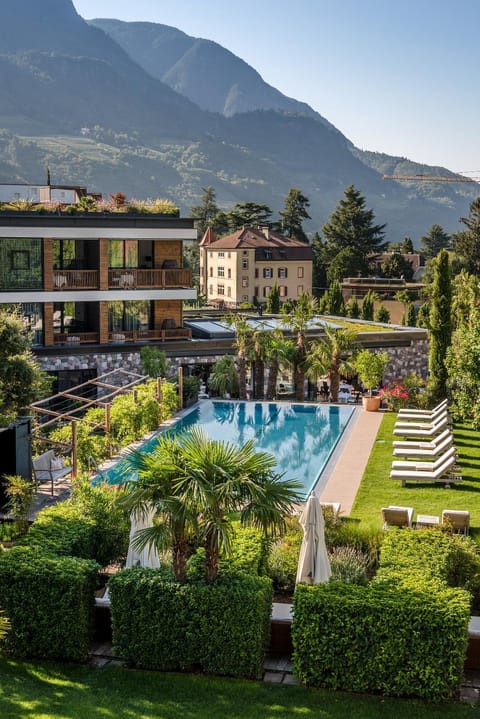 Property building, Garden, Swimming pool