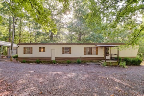 Edgemont Home with Deck about 9 Mi to Greers Ferry Lake! House in Greers Ferry Lake