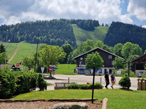 Place Royale pour 10 à 12 personnes à 30 mèt des pistes de Ski et Vtt Haus in Métabief
