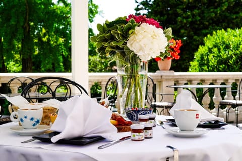 Property building, Summer, Breakfast