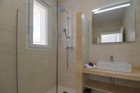 Shower, Toilet