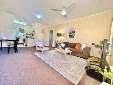 Neat 2 bedroom apartment, with free parking Appartement in Port Hedland