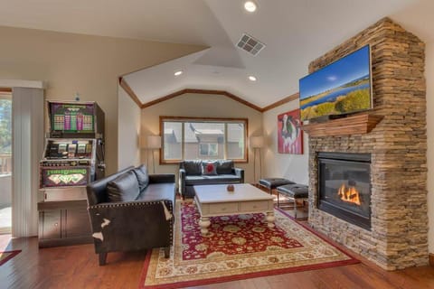 Cozy Penthouse W Fireplace, Wifi, Gourmet Kitchen Condo in South Lake Tahoe