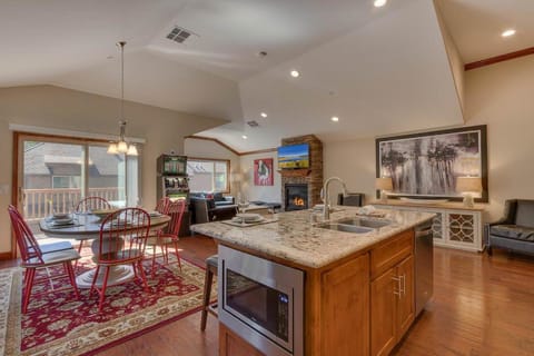 Cozy Penthouse W Fireplace, Wifi, Gourmet Kitchen Condo in South Lake Tahoe