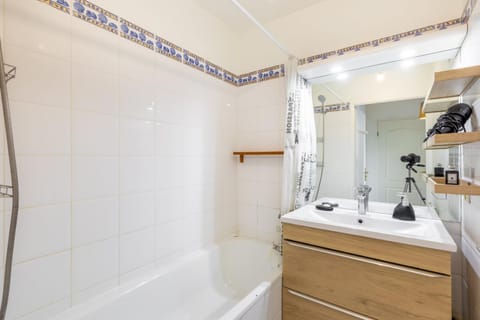 GuestReady - A Spacious apt near Eiffel Tower Apartment in Courbevoie