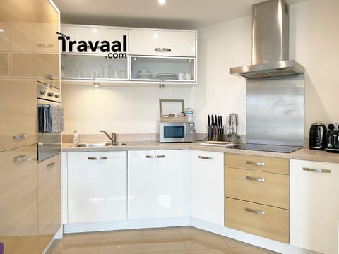 Travaal.©om - 2 Bed Serviced Apartment Farnborough Condo in Farnborough