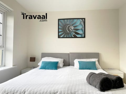 Travaal.©om - 2 Bed Serviced Apartment Farnborough Condo in Farnborough