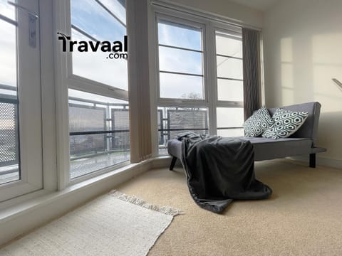 Travaal.©om - 2 Bed Serviced Apartment Farnborough Condo in Farnborough