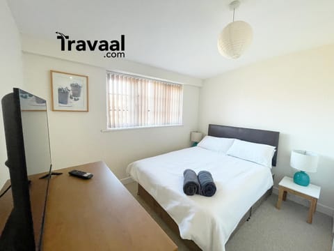 Travaal.©om - 2 Bed Serviced Apartment Farnborough Condo in Farnborough