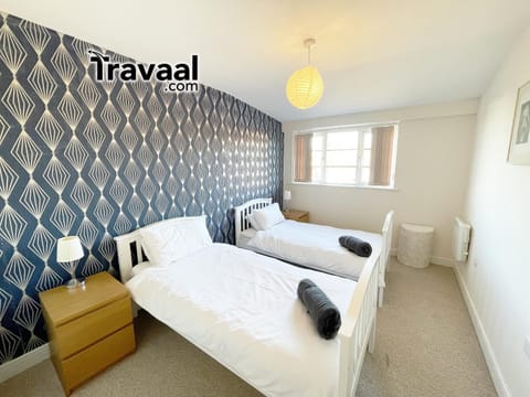 Travaal.©om - 2 Bed Serviced Apartment Farnborough Condo in Farnborough