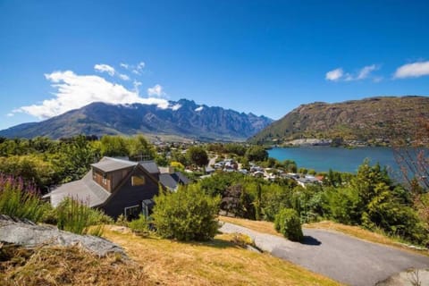 Alpine Escape - Elevated Views with Spa House in Queenstown