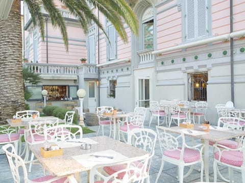 Property building, Patio, Restaurant/places to eat, Balcony/Terrace, Banquet/Function facilities, Swimming pool, Continental breakfast, Lunch, Alcoholic drinks, Non alcoholic drinks