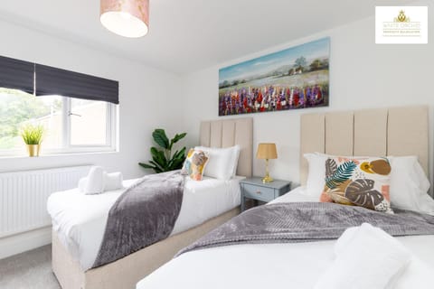 3Bed 2Bath House Contractors Accommodation free Parking WiFi Stevenage Hertfordshire Self Catering Sleeps 6 Guests By White Orchid Property Relocation House in Stevenage