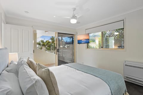Perfectly Located Beachside Spacious 3-Bed House House in Mermaid Beach