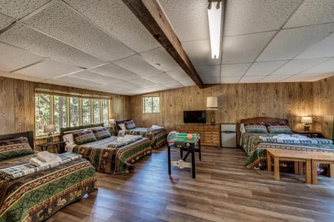 Pet Friendly Grizzly Blair Lodge Cabin Casa in Groveland