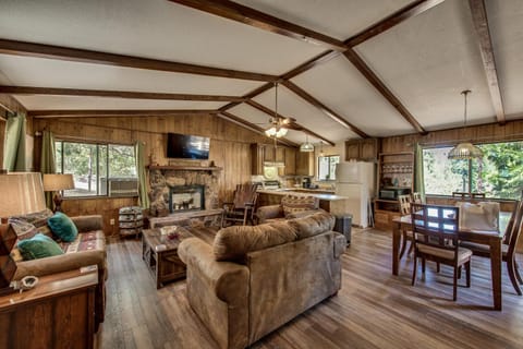 Pet Friendly Grizzly Blair Lodge Cabin House in Groveland