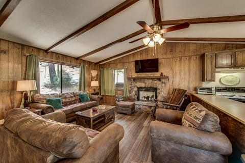 Pet Friendly Grizzly Blair Lodge Cabin House in Groveland