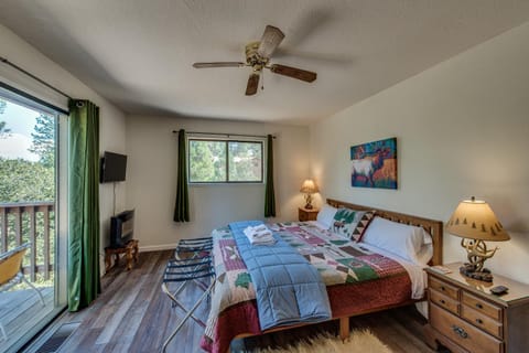 Pet Friendly Grizzly Blair Lodge Cabin House in Groveland