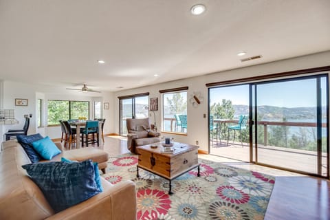 Idyllic Kelseyville Home with 2 Decks and Views! Maison in Clear Lake